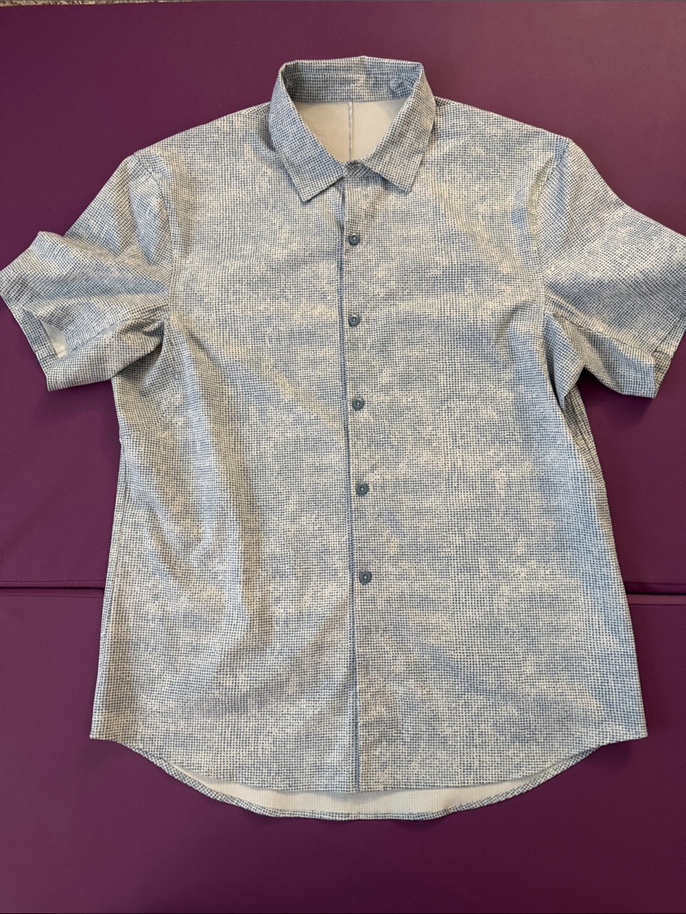 lululemon athletica Men's Short-Sleeve Button-Up Shirt in Light Blue and White